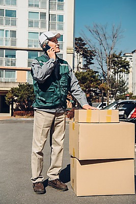 포토 JPG 주간 전신 응시 노년 남자 한명 서기 야외 앞모습 실버라이프 스마트폰 한국인 택배기사 60대 배송 통화 실버취업 택배상자 아파트단지 노인남자한명만 국내포토 자연요소 1 라이프스타일 시선 뷰포인트 모션 아파트 사람 동양인 성인 핸드폰 스마트기기 상자 구직 배달원 택배 남자한명만 노인남자만 파일형식