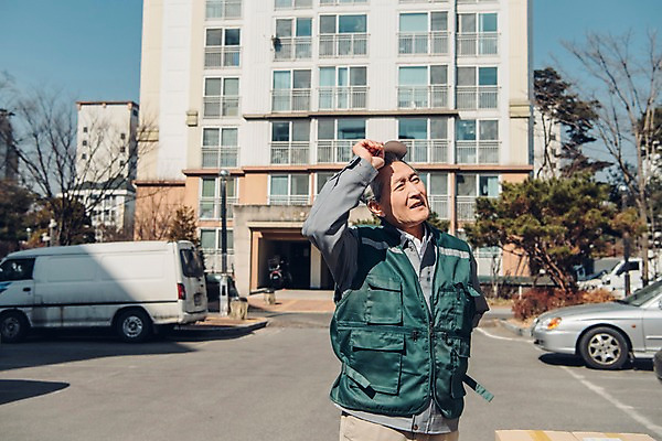 포토 JPG 주간 응시 노년 남자 한명 상반신 야외 앞모습 실버라이프 한국인 택배기사 60대 실버취업 택배상자 아파트단지 힘듦 노인남자한명만 국내포토 자연요소 1 라이프스타일 시선 뷰포인트 컨셉 아파트 사람 동양인 성인 상자 구직 배달원 택배 남자한명만 노인남자만 파일형식