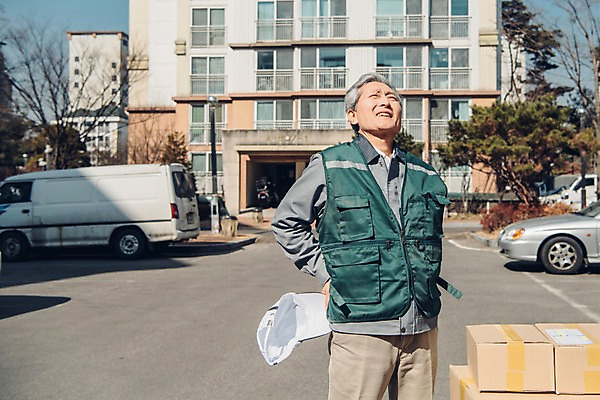 포토 JPG 주간 노년 남자 한명 상반신 야외 앞모습 실버라이프 한국인 찡그림 택배기사 60대 실버취업 택배상자 아파트단지 허리통증 힘듦 노인남자한명만 국내포토 자연요소 1 라이프스타일 뷰포인트 컨셉 아파트 표정 사람 동양인 성인 상자 고통 구직 배달원 택배 남자한명만 노인남자만 파일형식