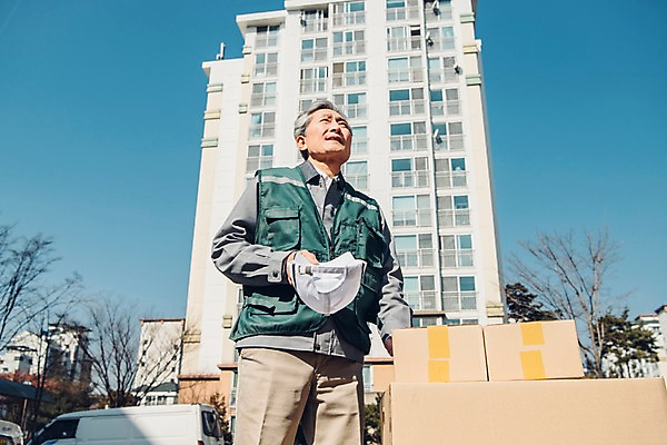 포토 JPG 주간 응시 노년 남자 한명 상반신 야외 앞모습 실버라이프 한국인 택배기사 60대 벗기 실버취업 택배상자 모자가게 아파트단지 힘듦 노인남자한명만 국내포토 자연요소 1 라이프스타일 시선 뷰포인트 컨셉 모션 아파트 사람 동양인 성인 상자 상점 구직 배달원 택배 남자한명만 노인남자만 파일형식