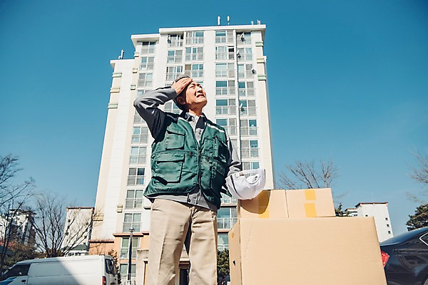포토 JPG 주간 노년 남자 피곤 한명 상반신 야외 앞모습 실버라이프 한국인 택배기사 60대 벗기 배송 땀 닦기 실버취업 택배상자 모자가게 아파트단지 힘듦 노인남자한명만 국내포토 자연요소 1 라이프스타일 뷰포인트 컨셉 모션 아파트 사람 동양인 성인 상자 상점 구직 배달원 택배 남자한명만 노인남자만 파일형식
