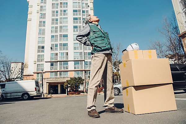 포토 JPG 주간 전신 노년 남자 피곤 한명 서기 야외 앞모습 실버라이프 한국인 택배기사 60대 배송 실버취업 택배상자 아파트단지 허리통증 힘듦 노인남자한명만 국내포토 자연요소 1 라이프스타일 뷰포인트 컨셉 모션 아파트 사람 동양인 성인 상자 고통 구직 배달원 택배 남자한명만 노인남자만 파일형식