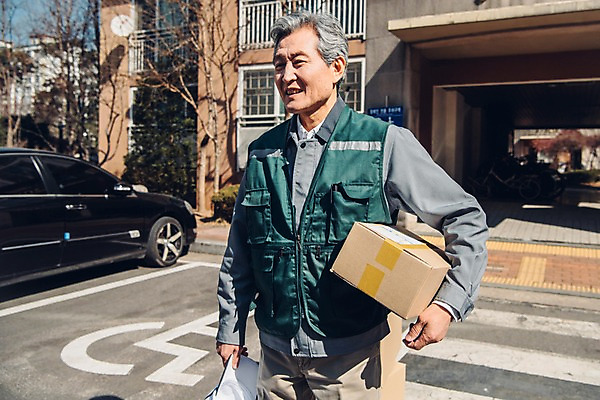 포토 JPG 주간 노년 남자 자동차 한명 미소 상반신 야외 앞모습 실버라이프 한국인 택배기사 60대 배송 실버취업 택배상자 아파트단지 노인남자한명만 국내포토 자연요소 1 라이프스타일 육상교통 뷰포인트 아파트 표정 사람 동양인 성인 상자 구직 배달원 택배 남자한명만 노인남자만 파일형식