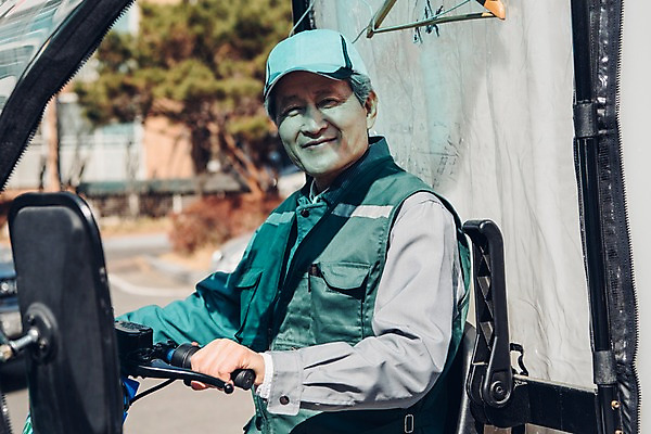 포토 JPG 주간 노년 남자 한명 미소 상반신 야외 옆모습 실버라이프 카트 운전 한국인 60대 배송 택배 실버취업 아파트단지 노인남자한명만 국내포토 자연요소 1 라이프스타일 뷰포인트 모션 아파트 표정 사람 동양인 성인 구직 운송업 남자한명만 노인남자만 파일형식