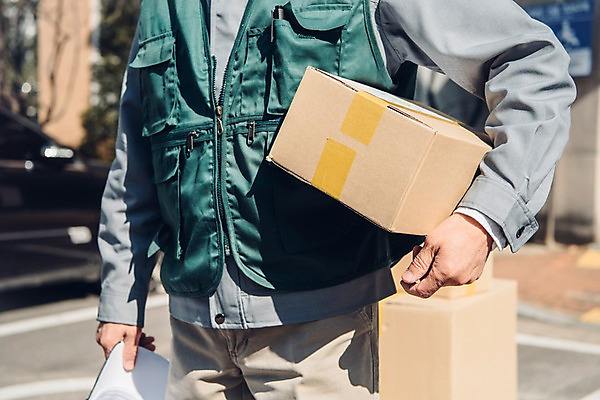 포토 JPG 주간 노년 남자 자동차 한명 들기 상반신 야외 앞모습 실버라이프 한국인 택배기사 60대 배송 실버취업 택배상자 아파트단지 노인남자한명만 국내포토 자연요소 1 라이프스타일 육상교통 뷰포인트 모션 아파트 사람 동양인 성인 상자 구직 배달원 택배 남자한명만 노인남자만 파일형식