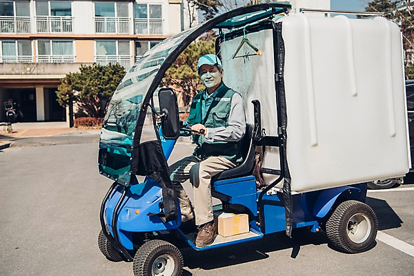 포토 JPG 주간 전신 노년 남자 한명 야외 옆모습 실버라이프 카트 운전 한국인 택배기사 60대 옷걸이 배송 실버취업 택배상자 아파트단지 노인남자한명만 국내포토 자연요소 1 라이프스타일 뷰포인트 모션 아파트 사람 동양인 성인 상자 구직 배달원 택배 남자한명만 노인남자만 파일형식