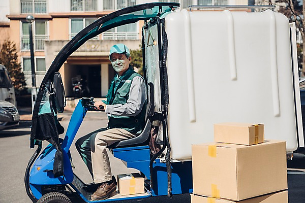 포토 JPG 주간 전신 노년 남자 한명 야외 옆모습 실버라이프 카트 운전 한국인 택배기사 60대 배송 실버취업 택배상자 아파트단지 노인남자한명만 국내포토 자연요소 1 라이프스타일 뷰포인트 모션 아파트 사람 동양인 성인 상자 구직 배달원 택배 남자한명만 노인남자만 파일형식