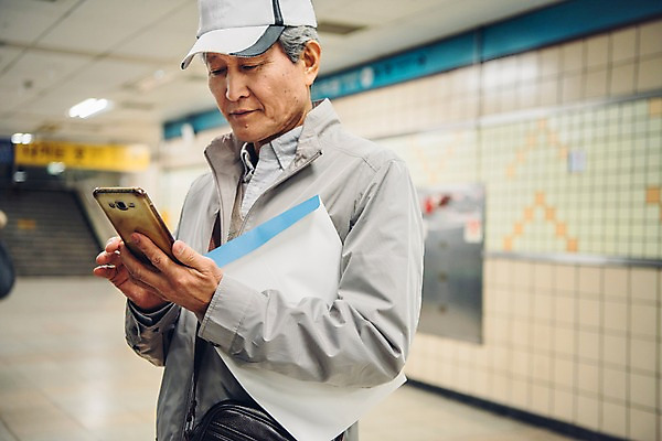 포토 JPG 응시 노년 남자 서류봉투 실내 한명 들기 상반신 앞모습 실버라이프 스마트폰 한국인 60대 실버취업 전철역 지하철택배 노인남자한명만 국내포토 1 라이프스타일 시선 뷰포인트 모션 봉투 사람 동양인 성인 내부 핸드폰 스마트기기 구직 역 택배 남자한명만 노인남자만 파일형식