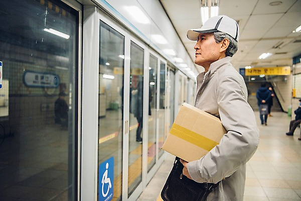 포토 JPG 노년 남자 실내 들기 여러명 상반신 성인 옆모습 실버라이프 한국인 기다림 60대 배송 실버취업 택배상자 전철역 지하철택배 국내포토 라이프스타일 뷰포인트 다수 모션 사람 동양인 내부 상자 구직 역 택배 파일형식