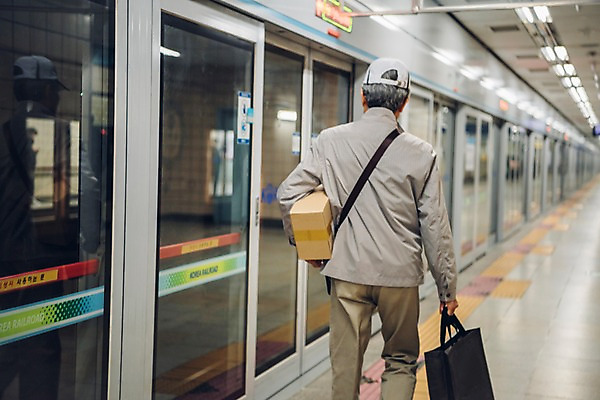 포토 JPG 노년 남자 가방 실내 한명 들기 상반신 뒷모습 실버라이프 걷기 한국인 60대 실버취업 택배상자 전철역 지하철택배 노인남자한명만 국내포토 1 라이프스타일 잡화 뷰포인트 모션 사람 동양인 성인 내부 상자 구직 역 택배 남자한명만 노인남자만 파일형식