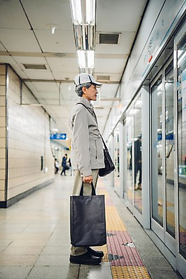 포토 JPG 전신 노년 남자 가방 실내 한명 서기 들기 옆모습 실버라이프 한국인 기다림 60대 배송 실버취업 전철역 지하철택배 노인남자한명만 국내포토 1 라이프스타일 잡화 뷰포인트 모션 사람 동양인 성인 내부 구직 역 택배 남자한명만 노인남자만 파일형식