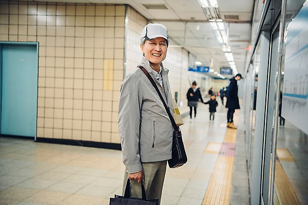 포토 JPG 여자 노년 남자 가방 실내 서기 미소 들기 여러명 상반신 옆모습 실버라이프 한국인 기다림 60대 실버취업 택배상자 전철역 지하철택배 국내포토 라이프스타일 잡화 뷰포인트 다수 모션 표정 사람 동양인 성인 내부 상자 구직 역 택배 파일형식