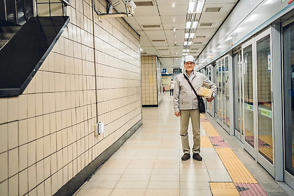 포토 JPG 전신 노년 남자 가방 실내 한명 서기 미소 들기 앞모습 실버라이프 한국인 60대 실버취업 택배상자 전철역 지하철택배 노인남자한명만 국내포토 1 라이프스타일 잡화 뷰포인트 모션 표정 사람 동양인 성인 내부 상자 구직 역 택배 남자한명만 노인남자만 파일형식