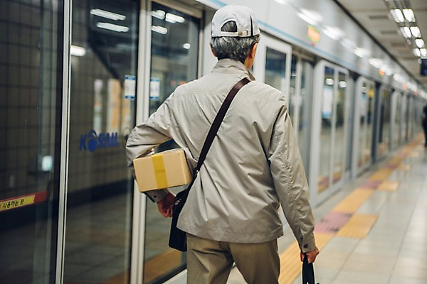 포토 JPG 노년 남자 가방 실내 한명 들기 상반신 뒷모습 실버라이프 걷기 한국인 60대 실버취업 택배상자 전철역 지하철택배 노인남자한명만 국내포토 1 라이프스타일 잡화 뷰포인트 모션 사람 동양인 성인 내부 상자 구직 역 택배 남자한명만 노인남자만 파일형식