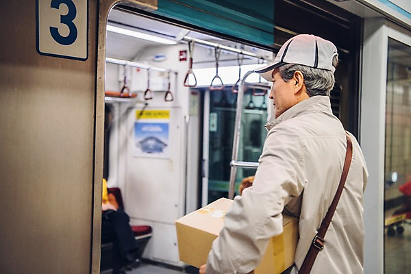 포토 JPG 노년 남자 실내 한명 들기 상반신 뒷모습 실버라이프 전철 60대 승차 실버취업 택배상자 지하철택배 노인남자한명만 국내포토 1 라이프스타일 육상교통 뷰포인트 모션 대중교통 사람 성인 내부 상자 구직 택배 남자한명만 노인남자만 파일형식