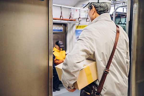 포토 JPG 노년 남자 실내 한명 들기 상반신 뒷모습 실버라이프 전철 60대 승차 실버취업 택배상자 지하철택배 노인남자한명만 국내포토 1 라이프스타일 육상교통 뷰포인트 모션 대중교통 사람 성인 내부 상자 구직 택배 남자한명만 노인남자만 파일형식