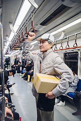 포토 JPG 여자 노년 남자 실내 손잡이 들기 여러명 상반신 성인 옆모습 실버라이프 한국인 잡기 택배기사 60대 배송 전달 실버취업 택배상자 지하철택배 국내포토 라이프스타일 뷰포인트 다수 모션 사람 동양인 내부 상자 구직 배달원 택배 파일형식