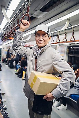 포토 JPG 노년 남자 실내 손잡이 한명 들기 상반신 옆모습 실버라이프 택배기사 60대 배송 전달 실버취업 택배상자 지하철택배 노인남자한명만 국내포토 1 라이프스타일 뷰포인트 모션 사람 성인 내부 상자 구직 배달원 택배 남자한명만 노인남자만 파일형식
