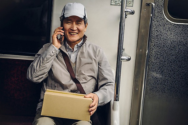 포토 JPG 노년 남자 안기 실내 한명 미소 상반신 앞모습 실버라이프 스마트폰 택배기사 60대 승차 배송 전달 통화 실버취업 택배상자 지하철택배 노인남자한명만 국내포토 1 라이프스타일 뷰포인트 모션 표정 사람 성인 내부 핸드폰 스마트기기 상자 구직 배달원 택배 남자한명만 노인남자만 파일형식