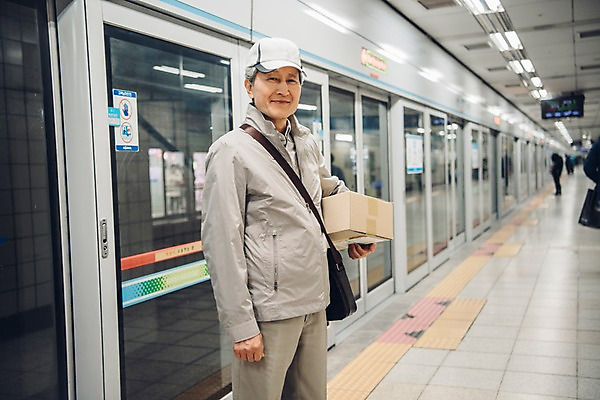포토 JPG 노년 남자 실내 한명 미소 들기 상반신 옆모습 실버라이프 한국인 택배기사 60대 실버취업 택배상자 전철역 지하철택배 노인남자한명만 국내포토 1 라이프스타일 뷰포인트 모션 표정 사람 동양인 성인 내부 상자 구직 역 배달원 택배 남자한명만 노인남자만 파일형식