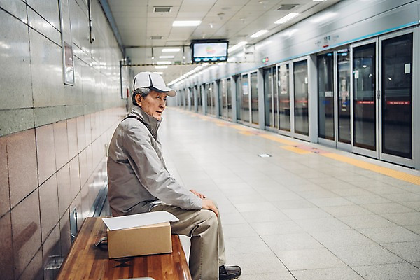 포토 JPG 전신 노년 남자 의자 실내 한명 앉기 옆모습 실버라이프 한국인 기다림 택배기사 60대 배송 전달 실버취업 택배상자 지하철택배 노인남자한명만 국내포토 1 라이프스타일 뷰포인트 가구 모션 사람 동양인 성인 내부 상자 구직 배달원 택배 남자한명만 노인남자만 파일형식