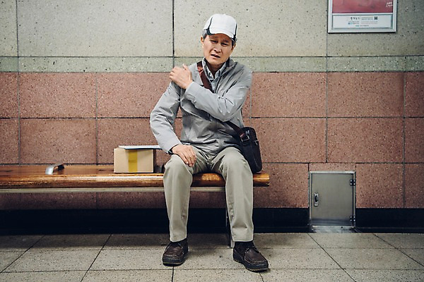 포토 JPG 전신 노년 남자 의자 실내 피곤 한명 앉기 앞모습 실버라이프 한국인 택배기사 60대 실버취업 택배상자 어깨주무르기 지하철택배 힘듦 노인남자한명만 국내포토 1 라이프스타일 뷰포인트 가구 컨셉 모션 사람 동양인 성인 내부 상자 구직 배달원 택배 주무르기 남자한명만 노인남자만 파일형식