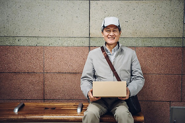포토 JPG 노년 남자 의자 실내 한명 미소 들기 앉기 상반신 앞모습 실버라이프 한국인 택배기사 60대 실버취업 택배상자 지하철택배 노인남자한명만 국내포토 1 라이프스타일 뷰포인트 가구 모션 표정 사람 동양인 성인 내부 상자 구직 배달원 택배 남자한명만 노인남자만 파일형식