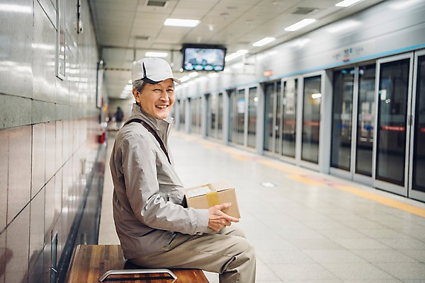 포토 JPG 노년 남자 의자 실내 한명 미소 들기 앉기 상반신 옆모습 실버라이프 한국인 기다림 택배기사 60대 배송 전달 실버취업 택배상자 지하철택배 노인남자한명만 국내포토 1 라이프스타일 뷰포인트 가구 모션 표정 사람 동양인 성인 내부 상자 구직 배달원 택배 남자한명만 노인남자만 파일형식