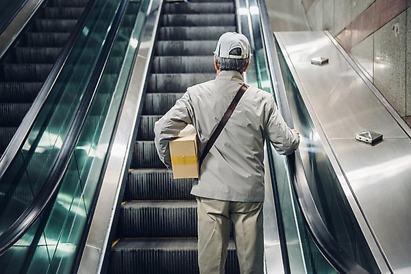 포토 JPG 노년 남자 실내 한명 들기 상반신 뒷모습 실버라이프 한국인 택배기사 60대 오르기 에스컬레이터 실버취업 택배상자 지하철택배 노인남자한명만 국내포토 1 라이프스타일 뷰포인트 모션 사람 동양인 성인 내부 상자 구직 배달원 택배 남자한명만 노인남자만 파일형식