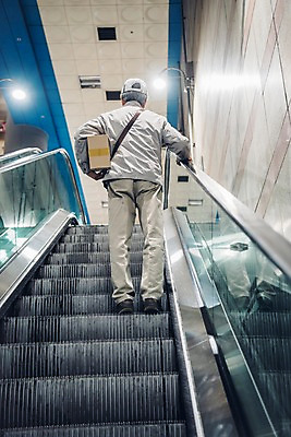 포토 JPG 전신 노년 남자 실내 한명 들기 뒷모습 실버라이프 한국인 잡기 택배기사 60대 오르기 에스컬레이터 실버취업 택배상자 지하철택배 노인남자한명만 국내포토 1 라이프스타일 뷰포인트 모션 사람 동양인 성인 내부 상자 구직 배달원 택배 남자한명만 노인남자만 파일형식