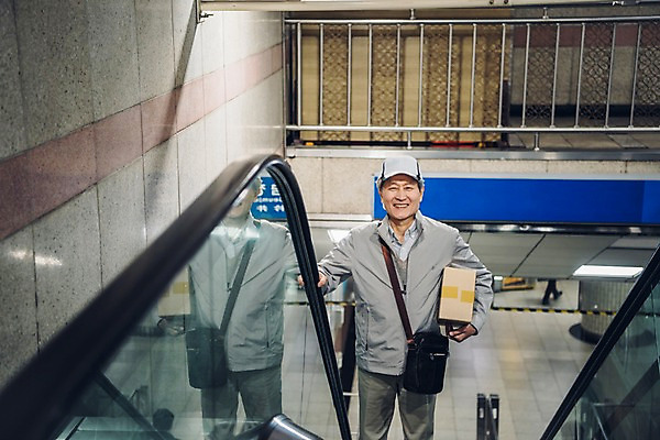 포토 JPG 노년 남자 실내 한명 미소 들기 상반신 앞모습 실버라이프 한국인 택배기사 60대 오르기 에스컬레이터 실버취업 택배상자 지하철택배 노인남자한명만 국내포토 1 라이프스타일 뷰포인트 모션 표정 사람 동양인 성인 내부 상자 구직 배달원 택배 남자한명만 노인남자만 파일형식