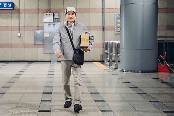 포토 JPG 전신 노년 남자 실내 한명 들기 앞모습 실버라이프 걷기 한국인 택배기사 60대 실버취업 택배상자 전철역 지하철택배 노인남자한명만 국내포토 1 라이프스타일 뷰포인트 모션 사람 동양인 성인 내부 상자 구직 역 배달원 택배 남자한명만 노인남자만 파일형식