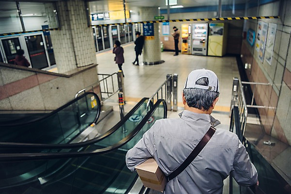 포토 JPG 노년 남자 실내 한명 들기 상반신 뒷모습 실버라이프 한국인 택배기사 60대 에스컬레이터 실버취업 택배상자 지하철택배 노인남자한명만 국내포토 1 라이프스타일 뷰포인트 모션 사람 동양인 성인 내부 상자 구직 배달원 택배 남자한명만 노인남자만 파일형식