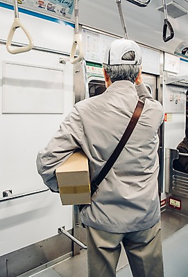 포토 JPG 노년 남자 실내 손잡이 한명 들기 상반신 뒷모습 실버라이프 한국인 60대 승차 배송 전달 실버취업 택배상자 지하철택배 노인남자한명만 국내포토 1 라이프스타일 뷰포인트 모션 사람 동양인 성인 내부 상자 구직 택배 남자한명만 노인남자만 파일형식