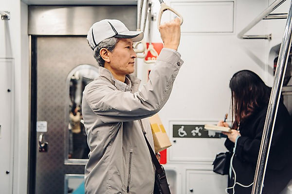 포토 JPG 여자 노년 남자 실내 손잡이 들기 상반신 성인 두명 옆모습 실버라이프 한국인 택배기사 60대 승차 실버취업 택배상자 지하철택배 지하철표 국내포토 라이프스타일 뷰포인트 모션 사람 동양인 내부 상자 구직 티켓 배달원 택배 파일형식