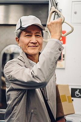 포토 JPG 노년 남자 실내 손잡이 한명 들기 상반신 옆모습 실버라이프 한국인 잡기 택배기사 60대 승차 배송 실버취업 택배상자 지하철택배 노인남자한명만 국내포토 1 라이프스타일 뷰포인트 모션 사람 동양인 성인 내부 상자 구직 배달원 택배 남자한명만 노인남자만 파일형식