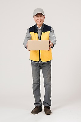 포토 JPG 스튜디오촬영 전신 노년 남자 실내 한명 미소 들기 앞모습 실버라이프 한국인 택배기사 60대 배송 전달 실버취업 택배상자 노인남자한명만 국내포토 1 라이프스타일 뷰포인트 모션 표정 사람 동양인 성인 내부 상자 구직 배달원 택배 남자한명만 노인남자만 파일형식