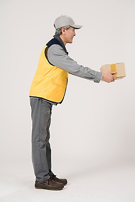 포토 JPG 스튜디오촬영 전신 노년 남자 실내 한명 들기 옆모습 실버라이프 한국인 택배기사 60대 배송 전달 실버취업 택배상자 노인남자한명만 국내포토 1 라이프스타일 뷰포인트 모션 사람 동양인 성인 내부 상자 구직 배달원 택배 남자한명만 노인남자만 파일형식