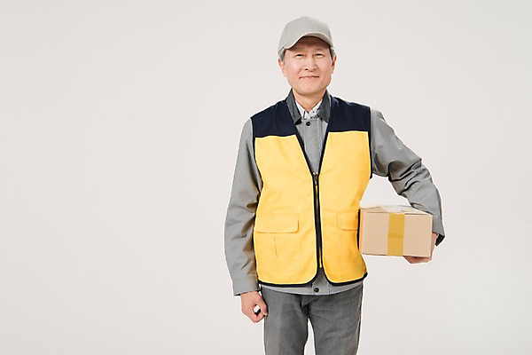 포토 JPG 스튜디오촬영 노년 남자 실내 한명 미소 들기 상반신 앞모습 실버라이프 한국인 택배기사 60대 실버취업 택배상자 노인남자한명만 국내포토 1 라이프스타일 뷰포인트 모션 표정 사람 동양인 성인 내부 상자 구직 배달원 택배 남자한명만 노인남자만 파일형식