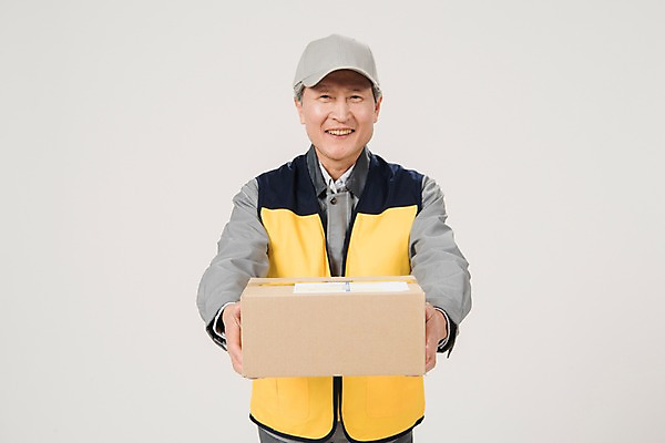 포토 JPG 스튜디오촬영 노년 남자 실내 한명 미소 들기 상반신 앞모습 실버라이프 한국인 택배기사 60대 배송 전달 실버취업 택배상자 노인남자한명만 국내포토 1 라이프스타일 뷰포인트 모션 표정 사람 동양인 성인 내부 상자 구직 배달원 택배 남자한명만 노인남자만 파일형식