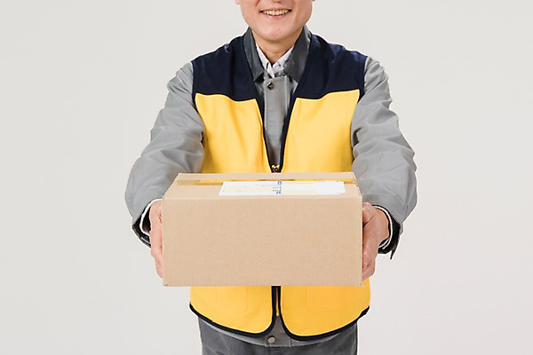 포토 JPG 스튜디오촬영 노년 남자 실내 한명 미소 들기 상반신 앞모습 실버라이프 한국인 택배기사 60대 배송 전달 실버취업 택배상자 노인남자한명만 국내포토 1 라이프스타일 뷰포인트 모션 표정 사람 동양인 성인 내부 상자 구직 배달원 택배 남자한명만 노인남자만 파일형식