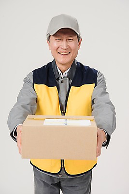 포토 JPG 스튜디오촬영 노년 남자 실내 한명 미소 들기 상반신 앞모습 실버라이프 한국인 택배기사 60대 배송 전달 실버취업 택배상자 노인남자한명만 국내포토 1 라이프스타일 뷰포인트 모션 표정 사람 동양인 성인 내부 상자 구직 배달원 택배 남자한명만 노인남자만 파일형식