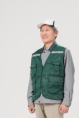 포토 JPG 스튜디오촬영 응시 노년 남자 실내 한명 미소 상반신 앞모습 실버라이프 한국인 택배기사 60대 실버취업 노인남자한명만 국내포토 1 라이프스타일 시선 뷰포인트 표정 사람 동양인 성인 내부 구직 배달원 남자한명만 노인남자만 파일형식 직업 컨셉 인종 생활 남자만 노인만 성인만