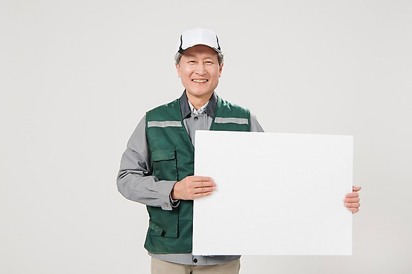 포토 JPG 스튜디오촬영 배너 노년 남자 사각프레임 광고판 알림판 실내 한명 미소 들기 상반신 앞모습 실버라이프 한국인 택배기사 60대 실버취업 노인남자한명만 국내포토 1 라이프스타일 뷰포인트 모션 프레임 표정 사람 동양인 성인 내부 사각형 구직 배달원 판 남자한명만 노인남자만 파일형식 도형 직업 컨셉 인종 생활 남자만 노인만 성인만
