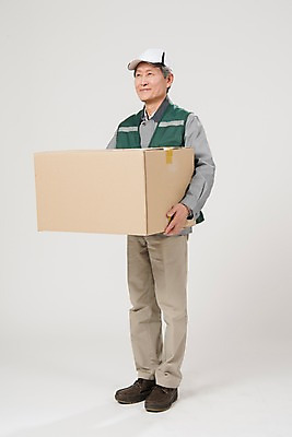 포토 JPG 스튜디오촬영 전신 노년 남자 실내 한명 들기 앞모습 실버라이프 한국인 택배기사 60대 배송 전달 실버취업 택배상자 노인남자한명만 국내포토 1 라이프스타일 뷰포인트 모션 사람 동양인 성인 내부 상자 구직 배달원 택배 남자한명만 노인남자만 파일형식