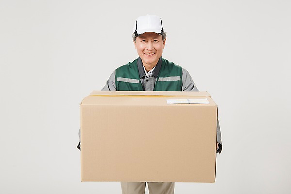 포토 JPG 스튜디오촬영 노년 남자 실내 한명 미소 들기 상반신 앞모습 실버라이프 한국인 택배기사 60대 배송 전달 실버취업 택배상자 노인남자한명만 국내포토 1 라이프스타일 뷰포인트 모션 표정 사람 동양인 성인 내부 상자 구직 배달원 택배 남자한명만 노인남자만 파일형식
