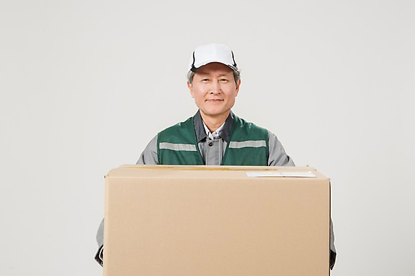포토 JPG 스튜디오촬영 노년 남자 실내 한명 들기 상반신 앞모습 실버라이프 한국인 택배기사 60대 배송 전달 실버취업 택배상자 노인남자한명만 국내포토 1 라이프스타일 뷰포인트 모션 사람 동양인 성인 내부 상자 구직 배달원 택배 남자한명만 노인남자만 파일형식 직업 컨셉 인종 생활 운송업 남자만 노인만 산업 성인만