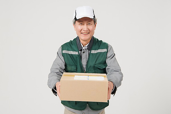 포토 JPG 스튜디오촬영 모자 노년 남자 실내 한명 미소 들기 상반신 앞모습 실버라이프 한국인 택배기사 60대 배송 전달 실버취업 택배상자 노인남자한명만 국내포토 1 라이프스타일 잡화 뷰포인트 모션 표정 사람 동양인 성인 내부 상자 구직 배달원 택배 남자한명만 노인남자만 파일형식