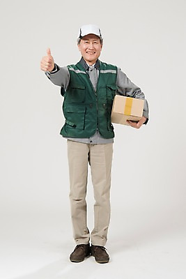 포토 JPG 스튜디오촬영 전신 모자 노년 남자 실내 한명 미소 들기 앞모습 실버라이프 한국인 최고 택배기사 60대 배송 실버취업 택배상자 노인남자한명만 국내포토 1 라이프스타일 잡화 뷰포인트 모션 표정 사람 동양인 성인 내부 상자 구직 배달원 택배 남자한명만 노인남자만 파일형식