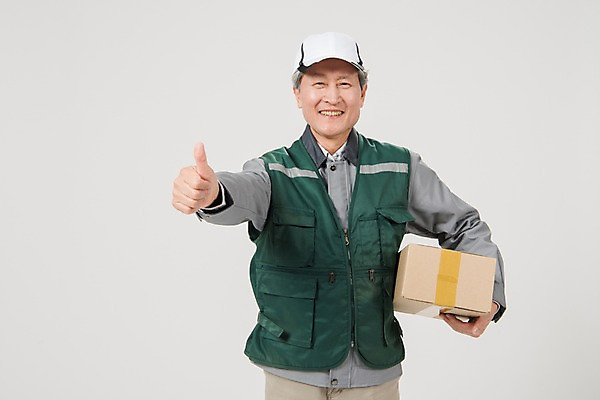 포토 JPG 스튜디오촬영 노년 남자 실내 한명 미소 들기 상반신 앞모습 실버라이프 한국인 최고 택배기사 60대 배송 실버취업 택배상자 노인남자한명만 국내포토 1 라이프스타일 뷰포인트 모션 표정 사람 동양인 성인 내부 상자 구직 배달원 택배 남자한명만 노인남자만 파일형식 직업 컨셉 인종 생활 운송업 남자만 노인만 산업 성인만